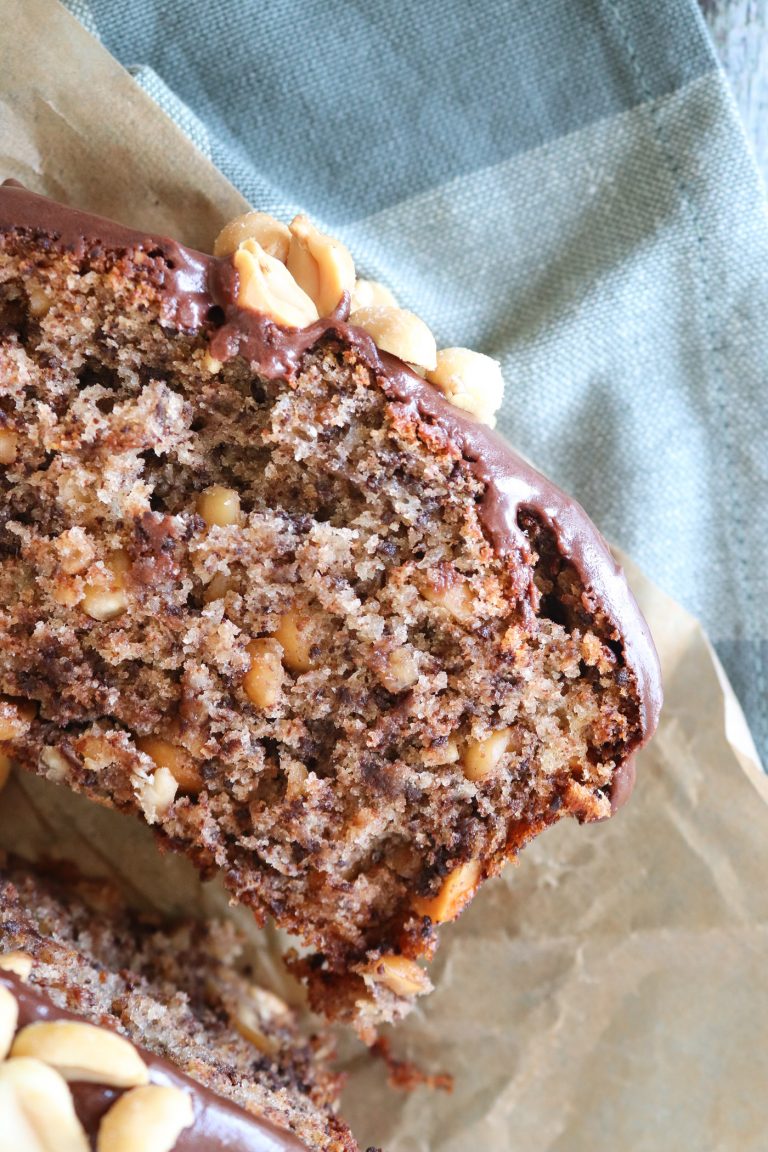 Lækker Svampet Banankage Med Mørk Chokolade Og Peanuts