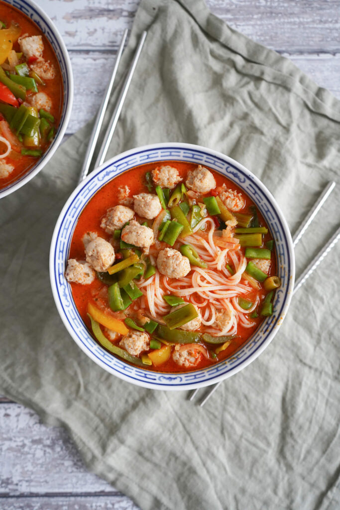 Rød karrysuppe med kødboller