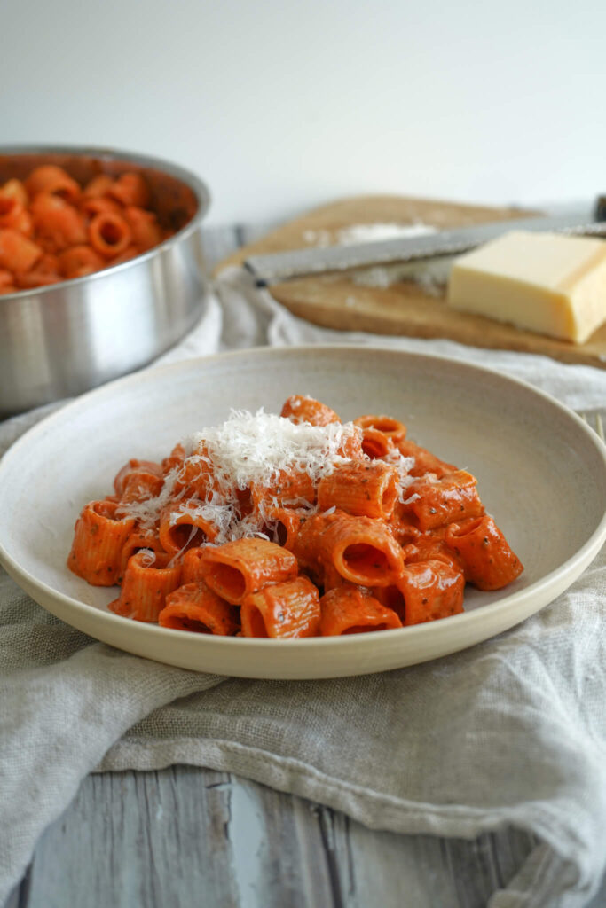 Pasta med tomat og bacon