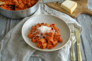 Pasta med tomat og bacon