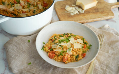 One pot pasta med hvidløgsost og tomat