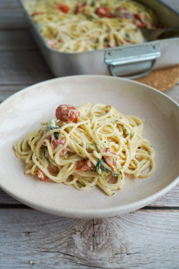 Pasta med hvidløgsost og tomat