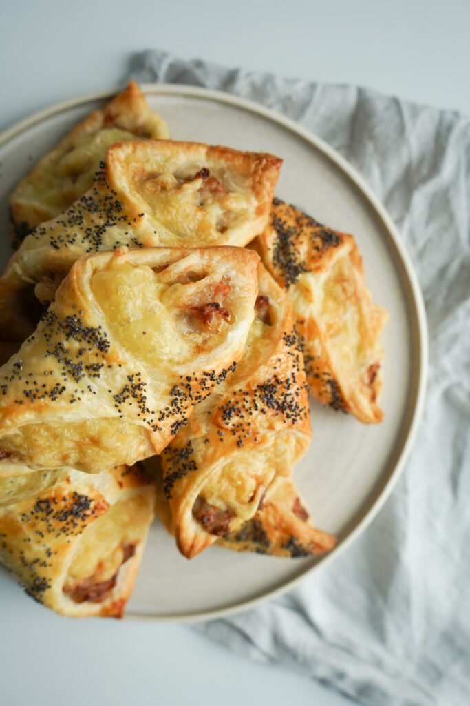 Butterdejshapsere Med Gouda Og Svinekød