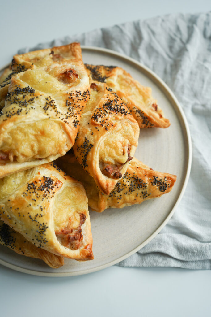 Butterdejshapsere Med Gouda Og Svinekød