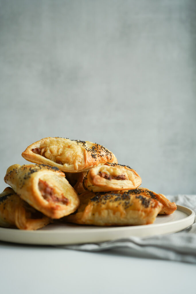 Butterdejshapsere Med Gouda Og Svinekød