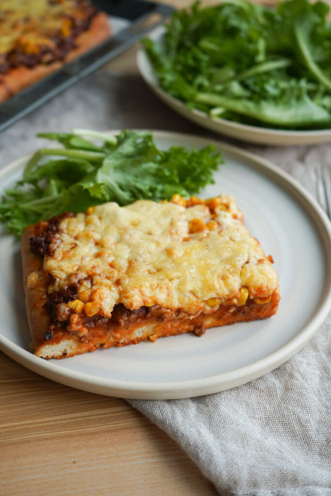 Bradepande pizza med kødsauce