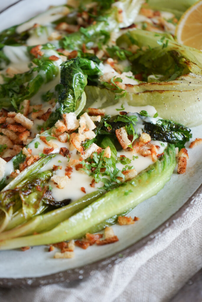Stegt Romainesalat Med Parmesansauce