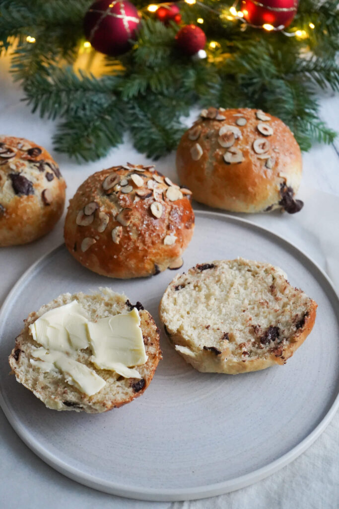 Juleboller med æble, marcipan og chokolade