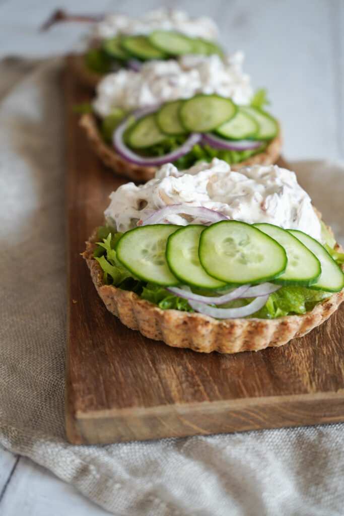 Rugbrødstærter Med Kyllingesalat
