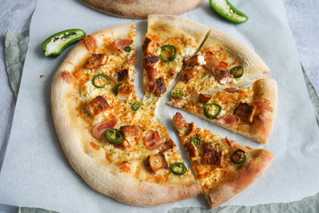 Pizza med kylling og chili