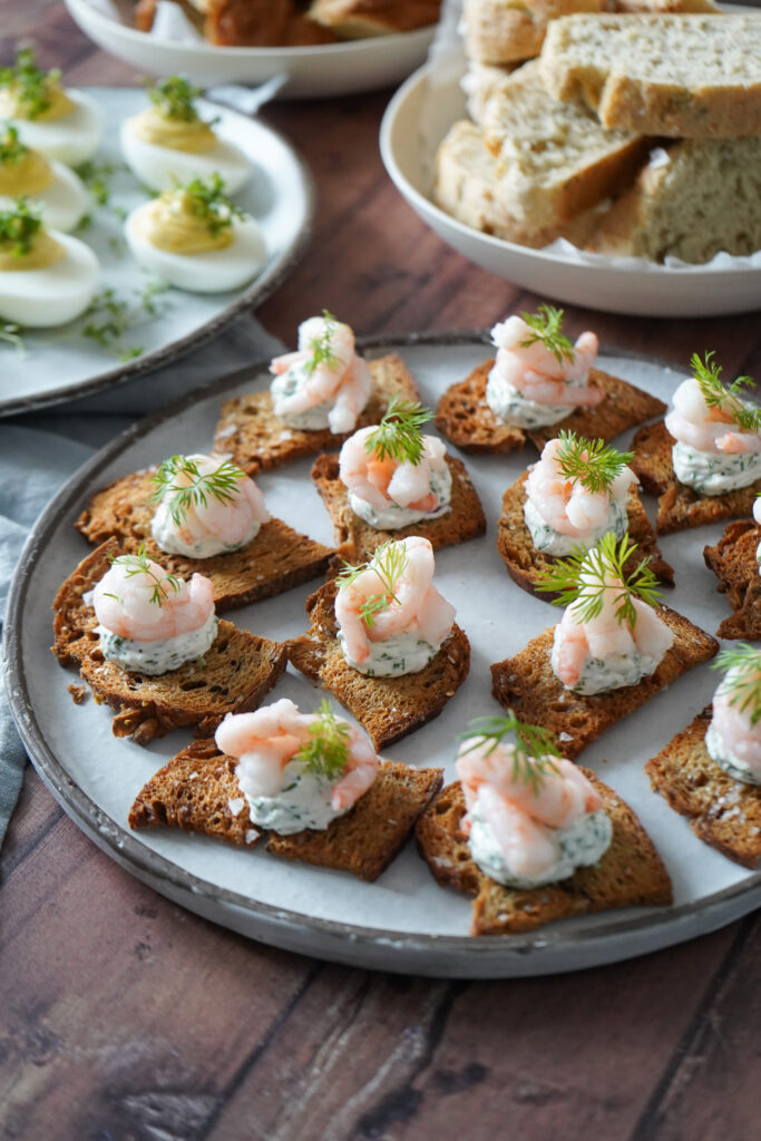 Brødchips Med Urtecreme Og Rejer