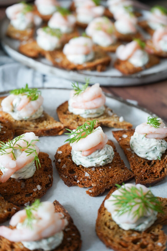 Brødchips Med Urtecreme Og Rejer
