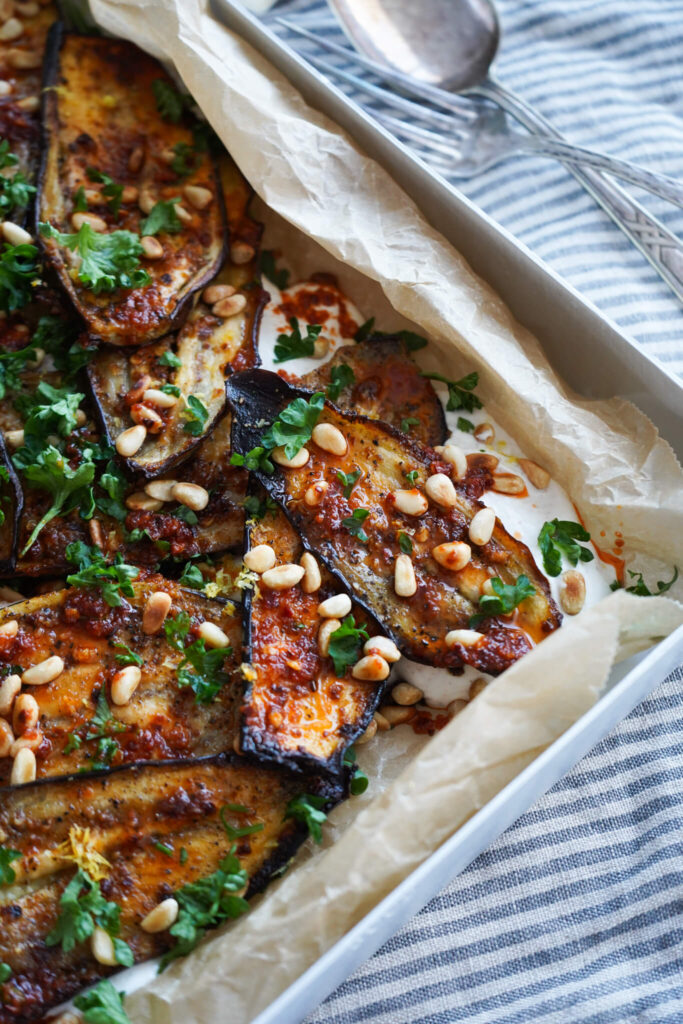 Bagt aubergine med yoghurtsauce