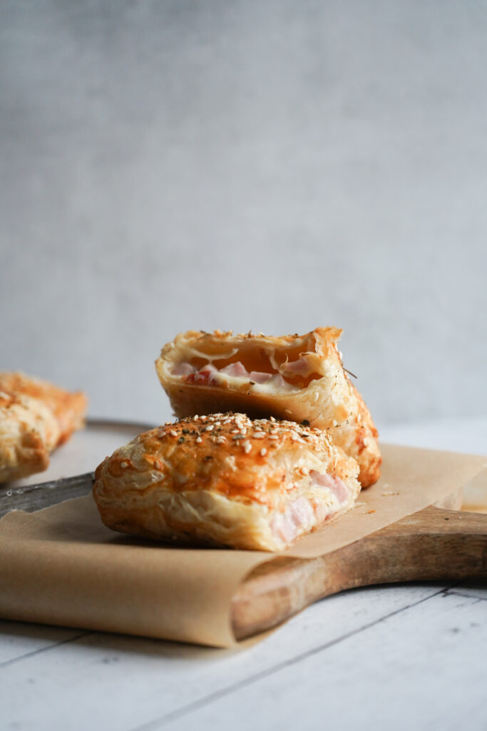 Butterdejspakker Med Ostesauce Og Skinke