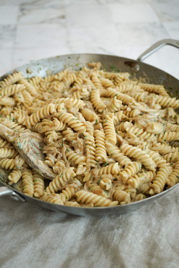 Pasta i karameliseret løgsauce