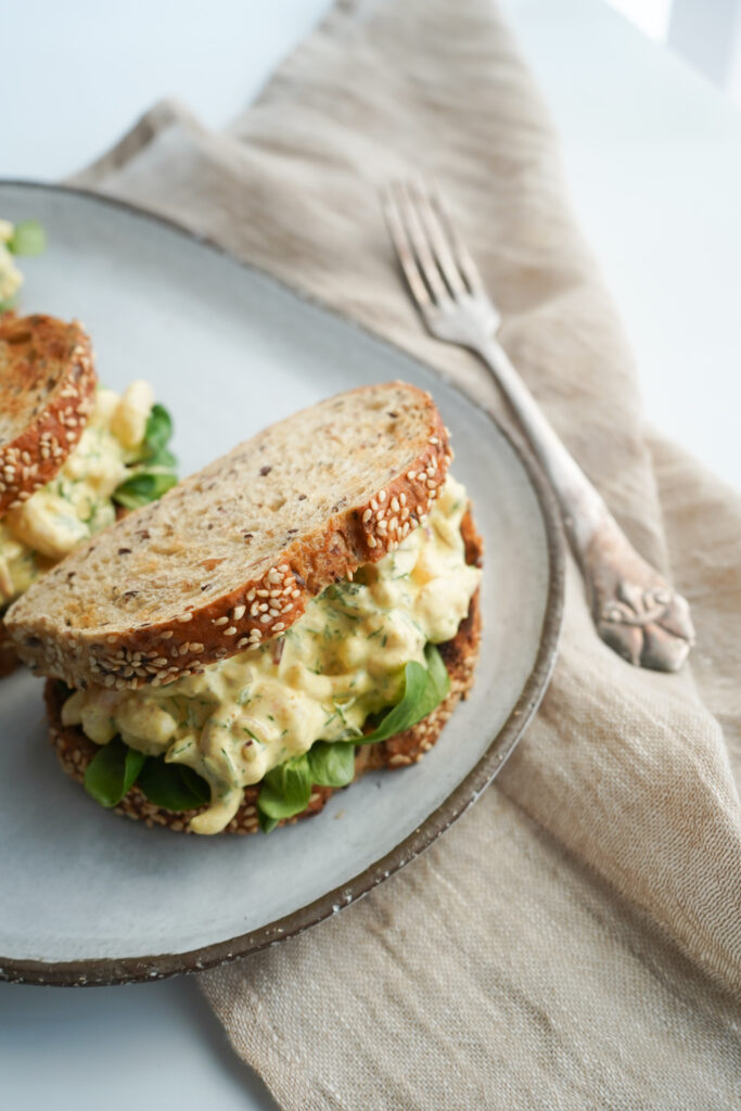 Sandwich Med Rejesalat Med Karrydressing