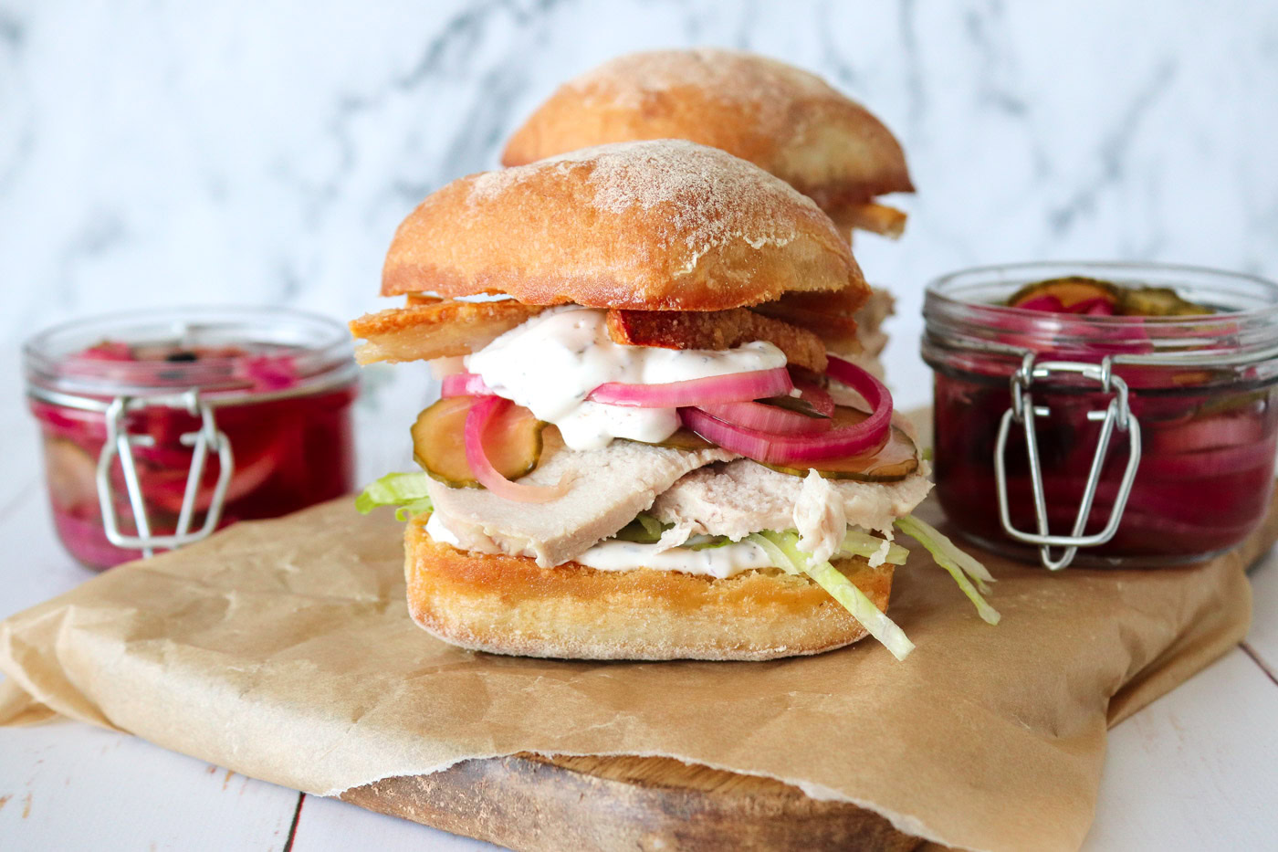 Flæskestegssandwich Med Lynsyltet Rødløg Og Agurk Og Hjemmelavet Dressing