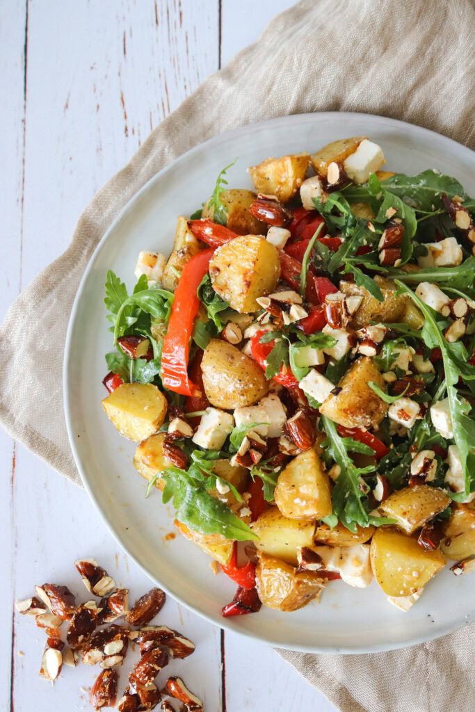 Kartoffelsalat Med Bagte Peberfrugter, Feta, Rucola Og Mandler Med Karry