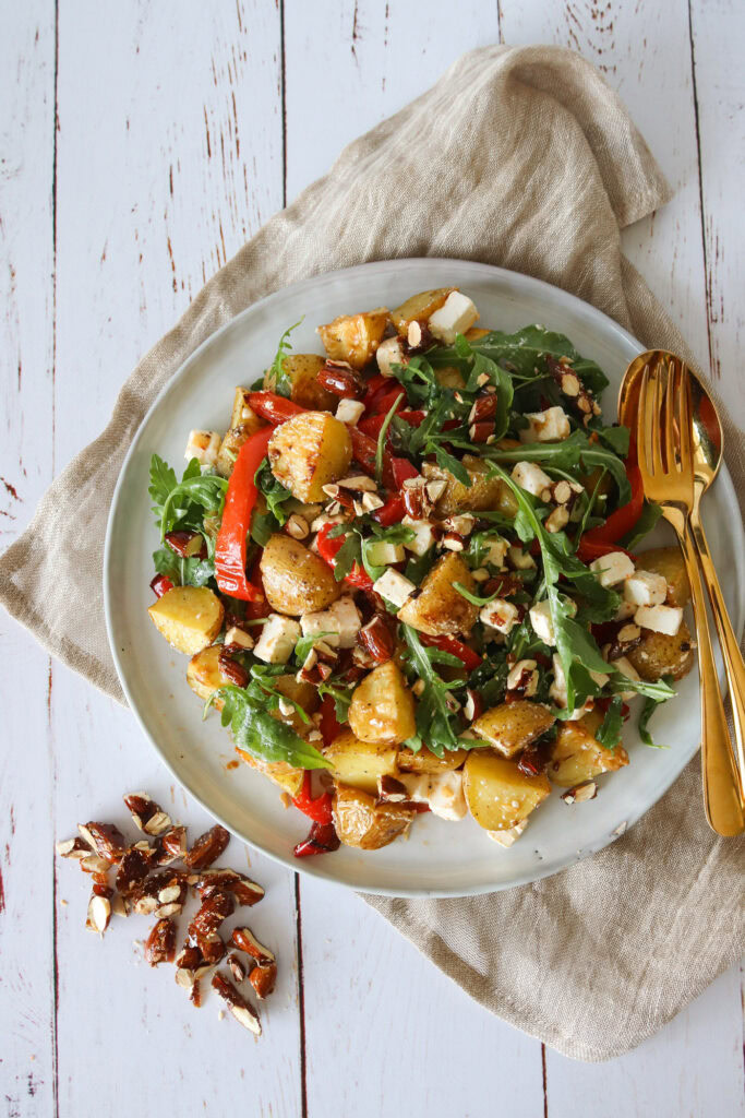 Kartoffelsalat Med Bagte Peberfrugter, Feta, Rucola Og Mandler Med Karry