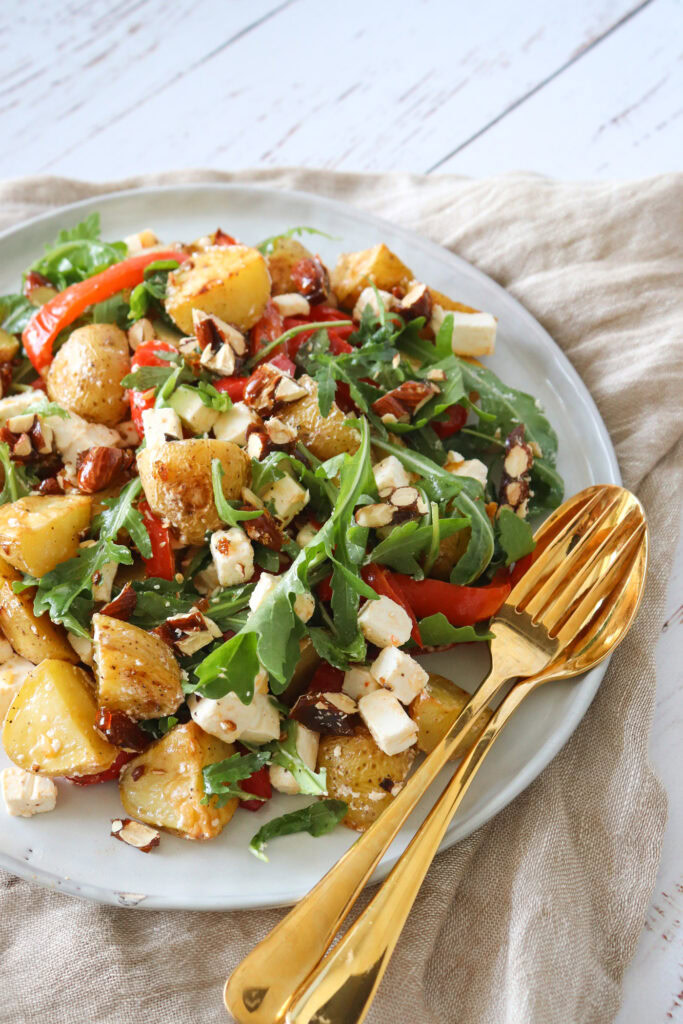 Kartoffelsalat Med Bagte Peberfrugter, Feta, Rucola Og Mandler Med Karry