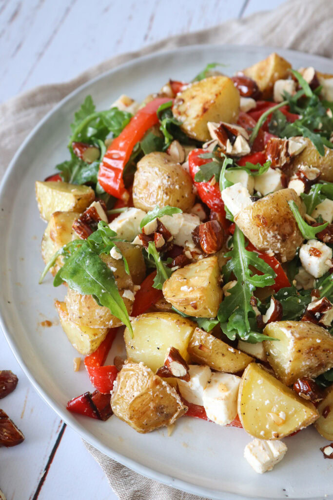 Kartoffelsalat Med Bagte Peberfrugter, Feta, Rucola Og Mandler Med Karry