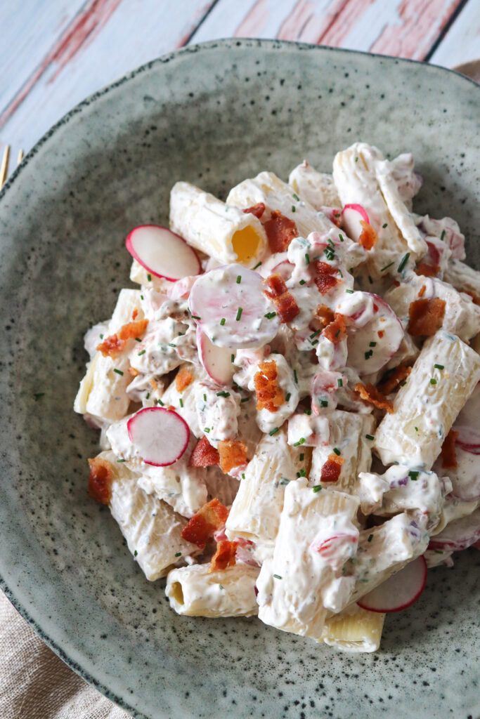 Pikant Pastasalat - Cremet Pastasalat Med Pikantost, Kylling Og Bacon