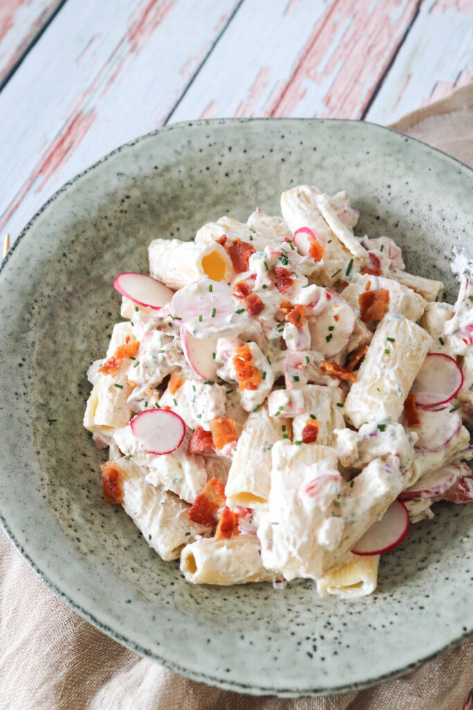 Pikant Pastasalat - Cremet Pastasalat Med Pikantost, Kylling Og Bacon