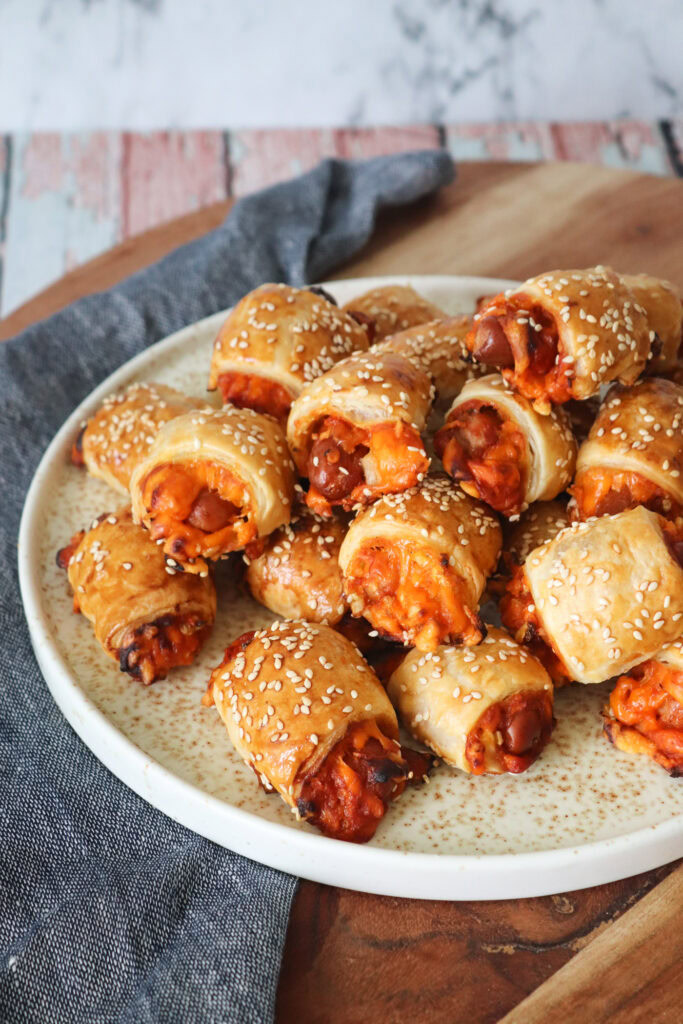 Pølser I Svøb Americanstyle Med Cheddar, Ketchup, Sennep og Løg