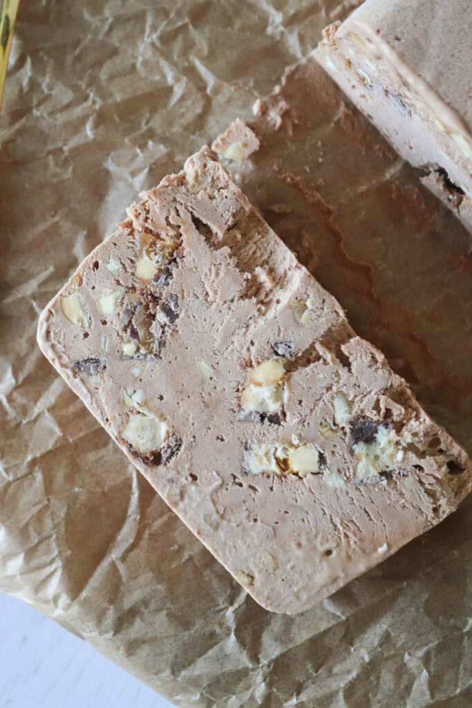 Den Bedste Is - Snickers Parfait Med Snickers Og Saltede Peanuts