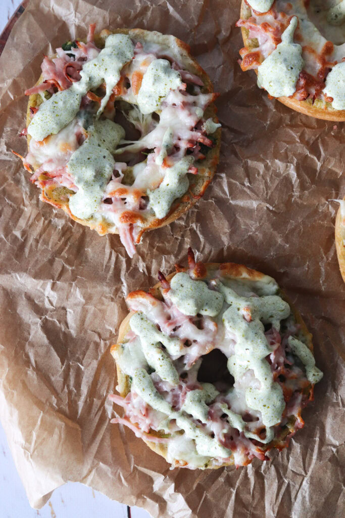 Bagel Hapsere Med Hvidløg, Pesto, Skinke Og Ost