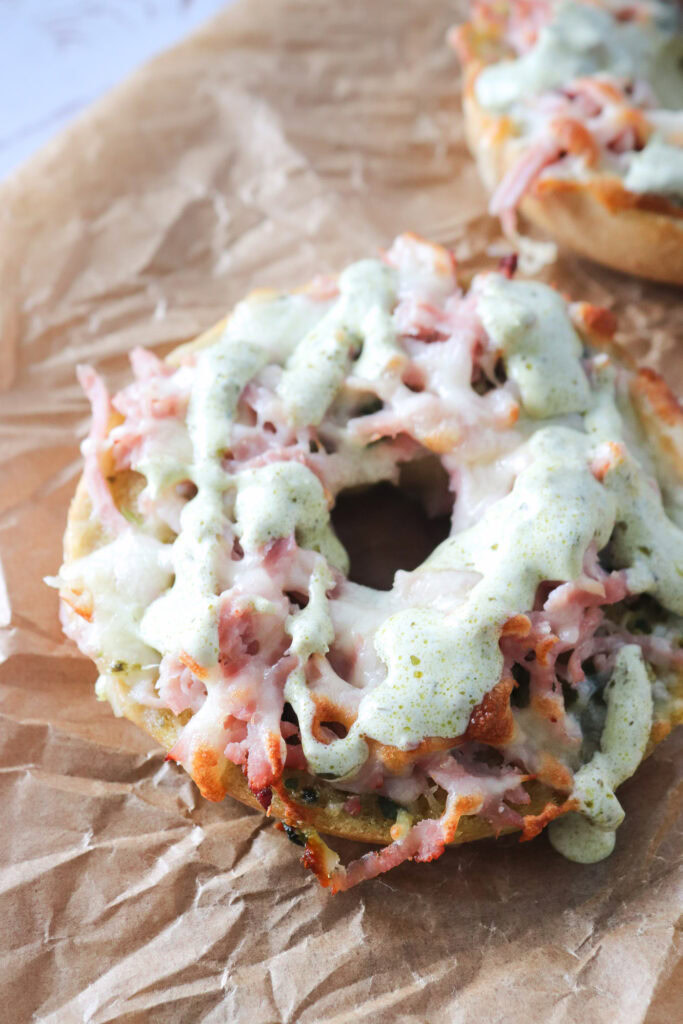 Bagel Hapsere Med Hvidløg, Pesto, Skinke Og Ost