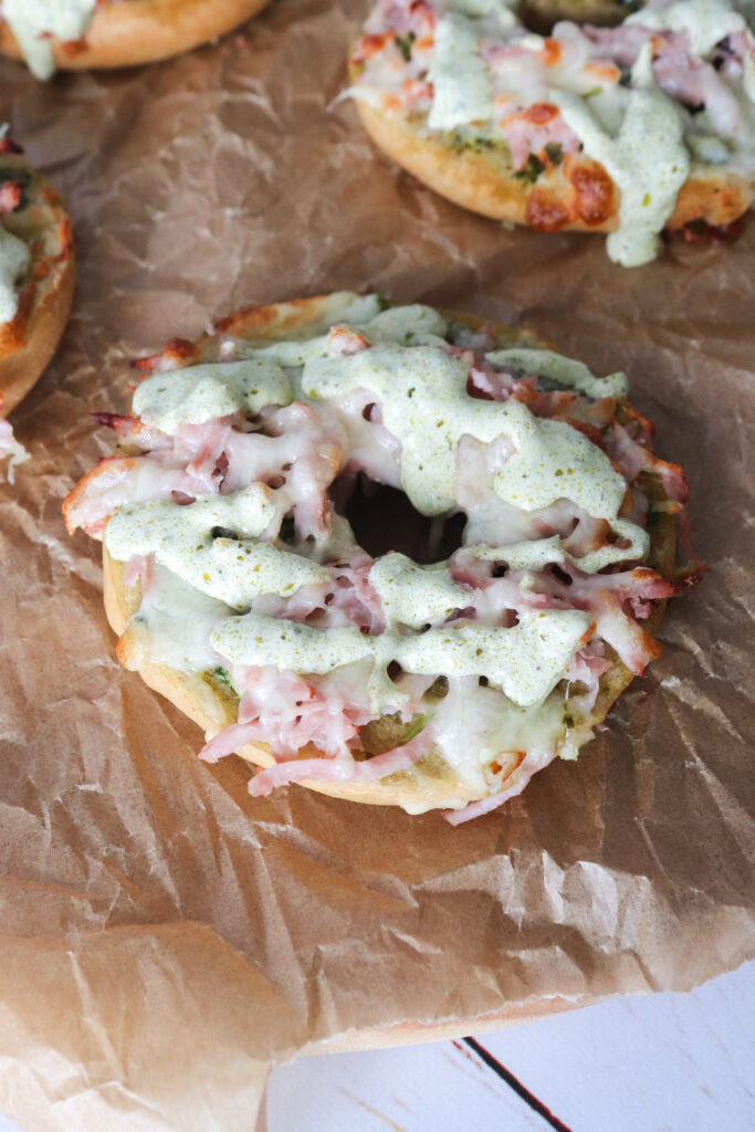 Bagel Hapsere Med Hvidløg, Pesto, Skinke Og Ost
