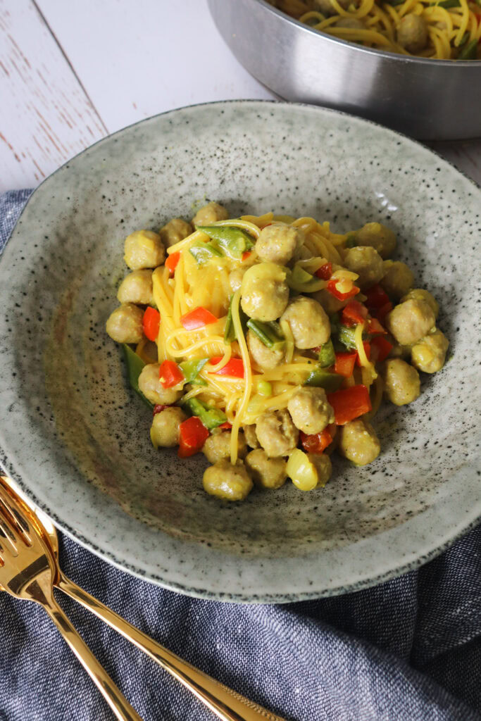 One Pot Pasta Med Karry, Grøntsager Og Kødboller