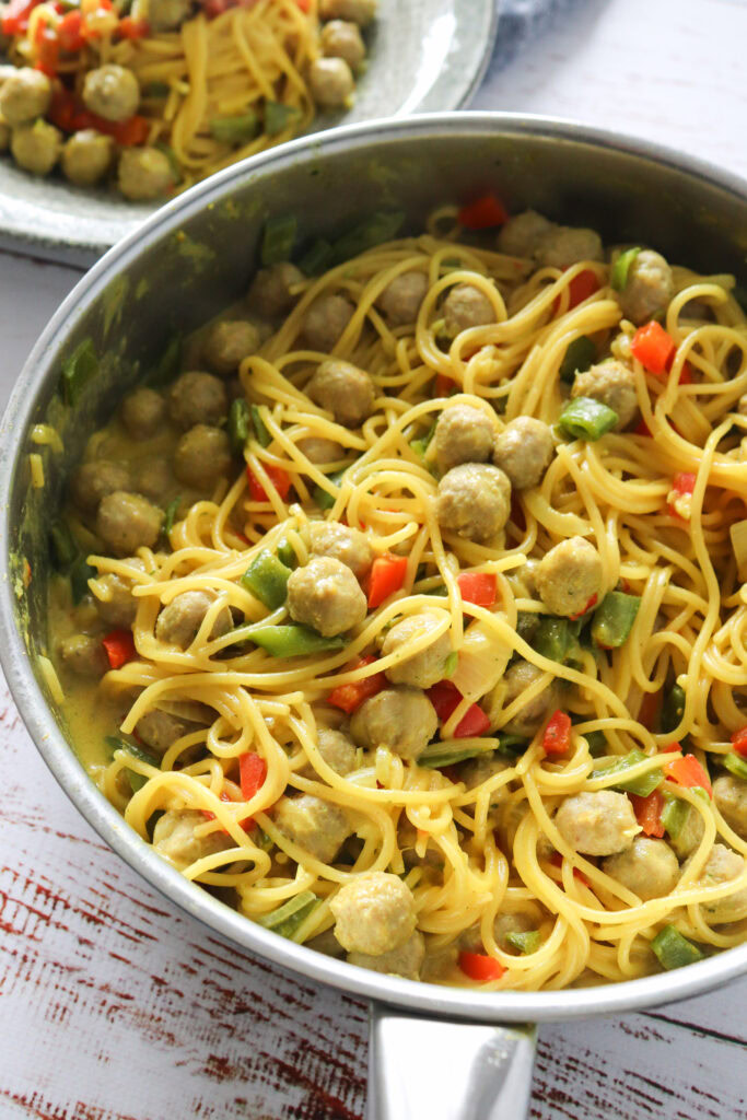 One Pot Pasta Med Karry, Grøntsager Og Kødboller