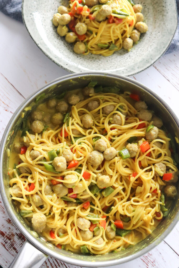 One Pot Pasta Med Karry, Grøntsager Og Kødboller