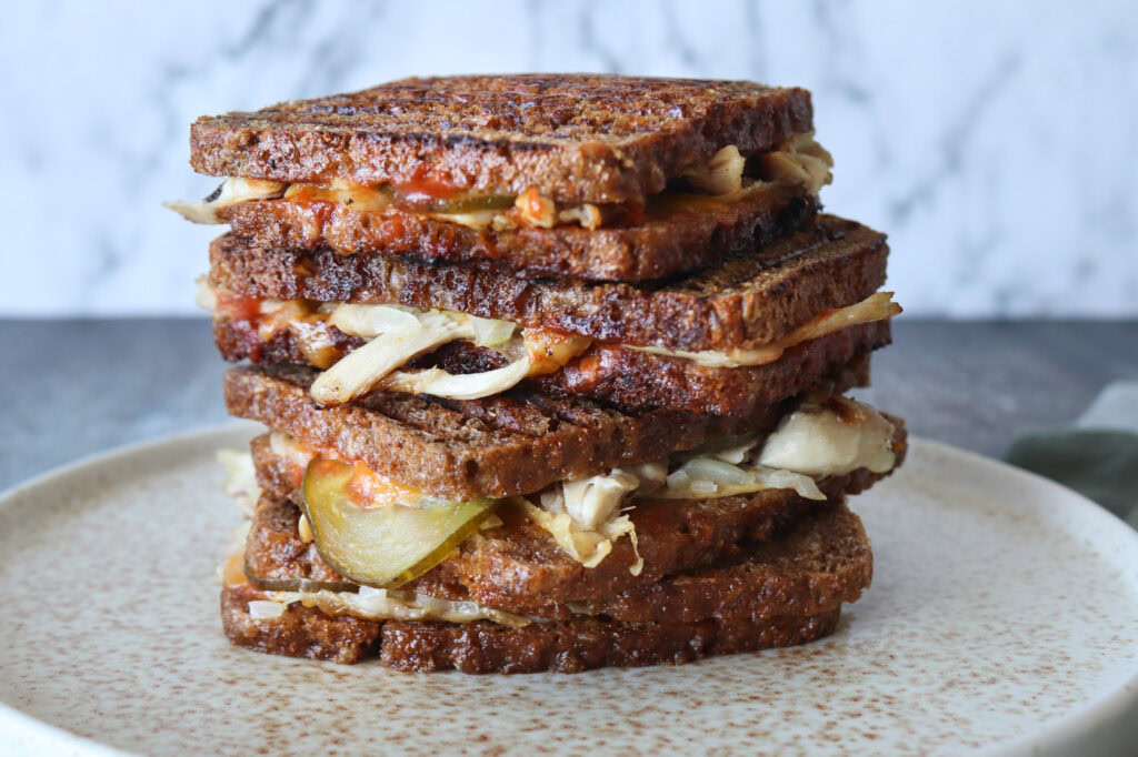 Rugbrødstoast Med Pulled Kylling, Kyllingeskind, Ost Og Andre Lækkerier