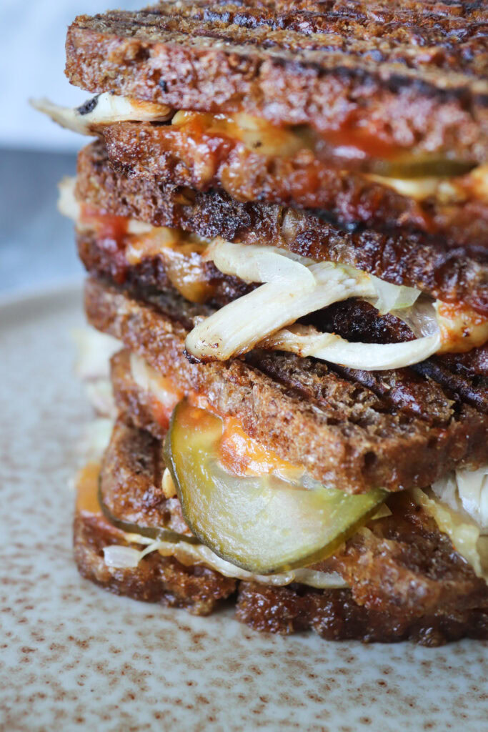 Rugbrødstoast Med Pulled Kylling, Kyllingeskind, Ost Og Andre Lækkerier