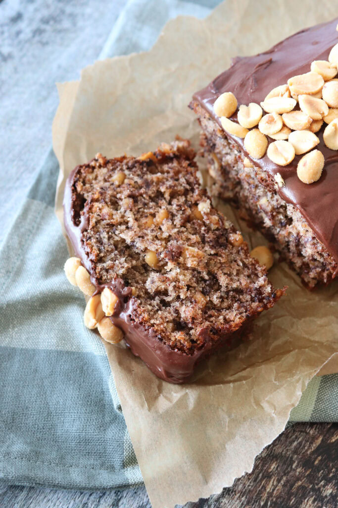 Lækker Svampet Banankage Med Mørk Chokolade Og Peanuts