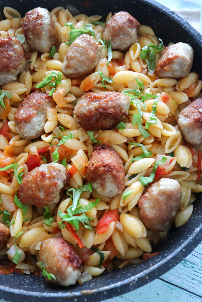 Skøn Pastaret Med Tomat Og De Nemmeste Frikadeller - Nem Aftensmad