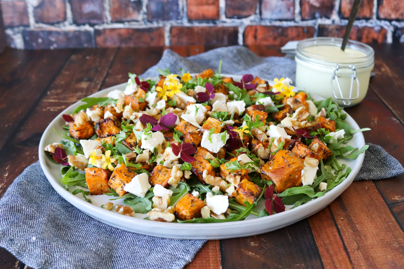 Salat Med Bagte Søde Kartofler, Feta Og Valnødder