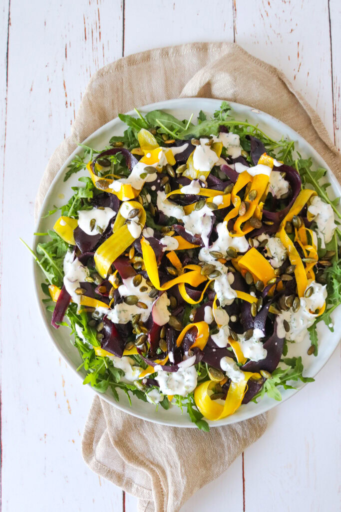 Lækker Sprød Salat Med Rodfrugter, Græskarkerner og Dressing