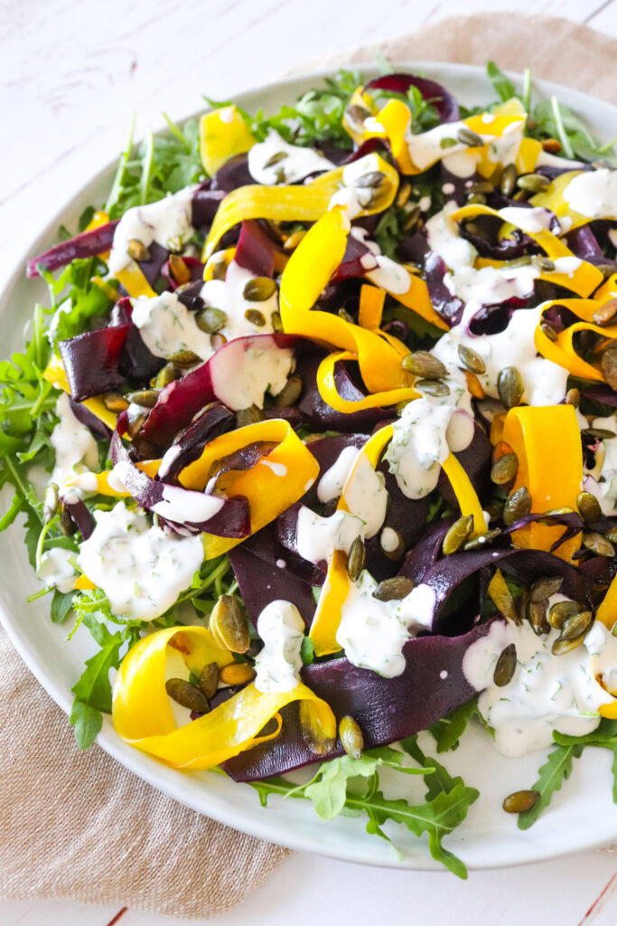 Lækker Sprød Salat Med Rodfrugter, Græskarkerner og Dressing