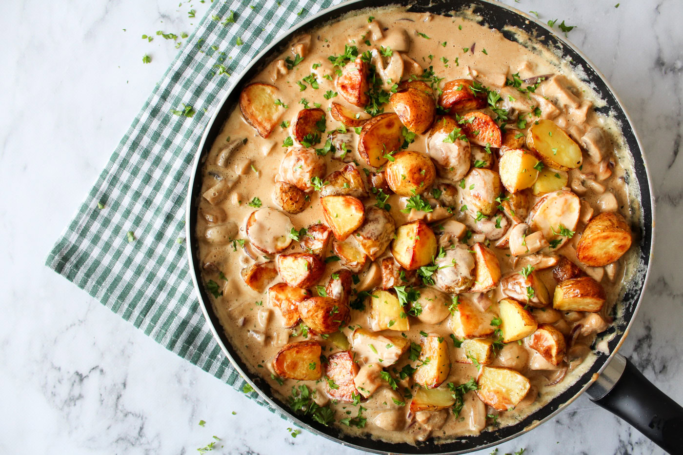 Ovnbagte Kartofler Og Kylling I Champignonsauce