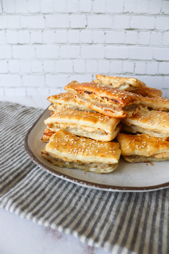 Kødsnitter - Butterdejshapsere Med Fars Og Pikantost - Snacks Med Butterdej
