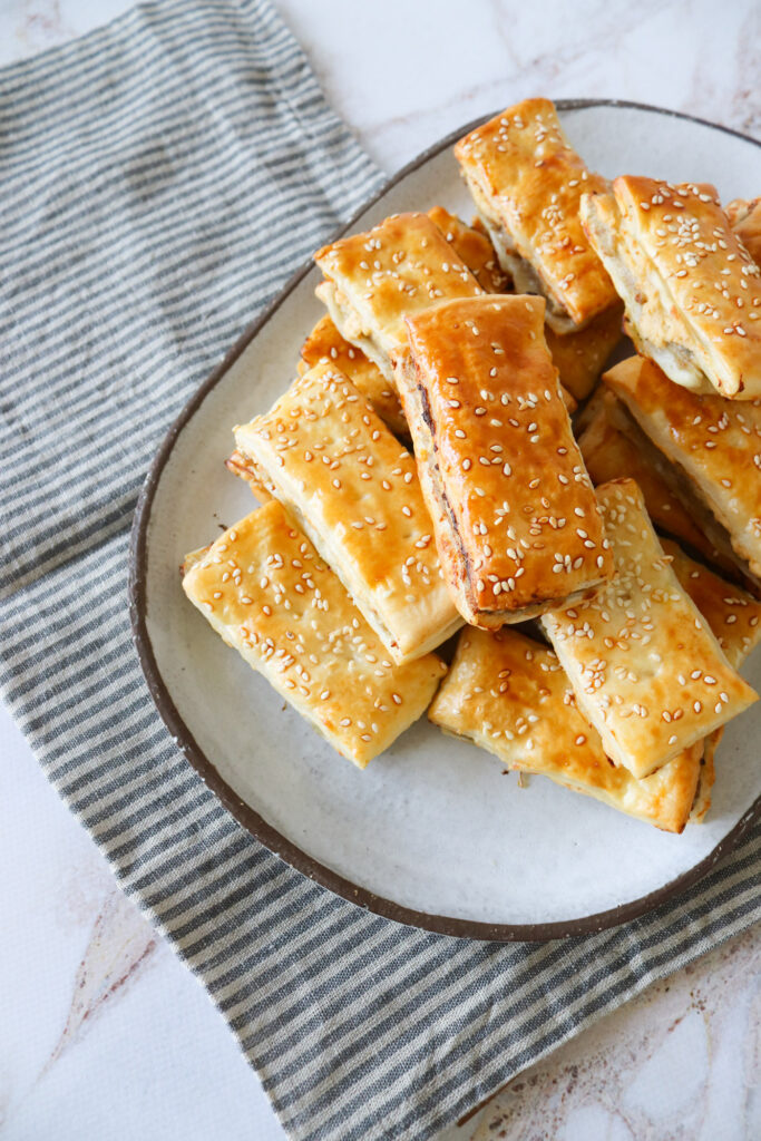 Kødsnitter - Butterdejshapsere Med Fars Og Pikantost - Snacks Med Butterdej