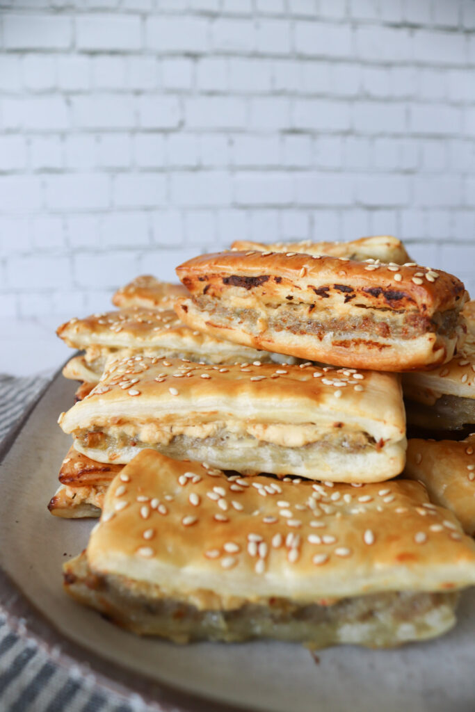 Kødsnitter - Butterdejshapsere Med Fars Og Pikantost - Snacks Med Butterdej