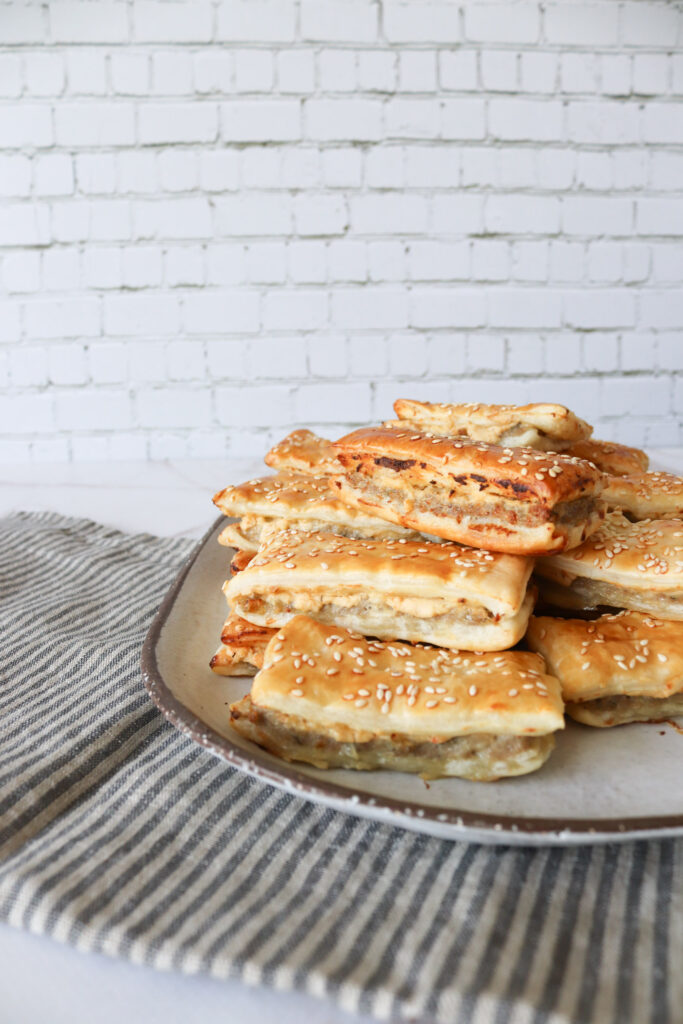 Kødsnitter - Butterdejshapsere Med Fars Og Pikantost - Snacks Med Butterdej