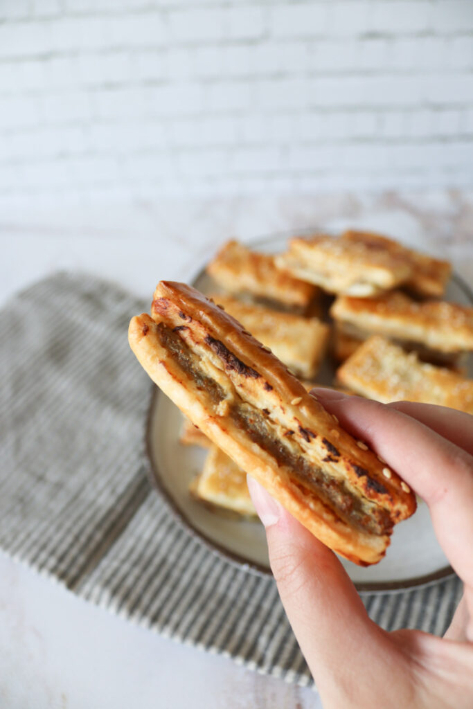 Kødsnitter - Butterdejshapsere Med Fars Og Pikantost - Snacks Med Butterdej