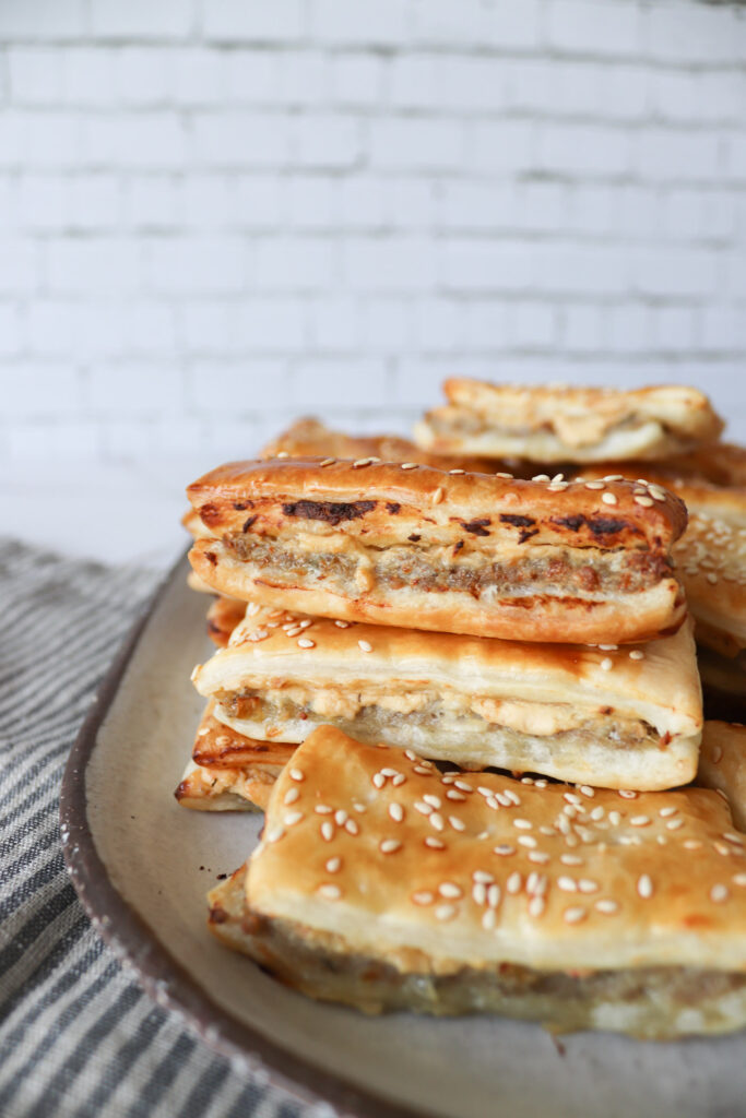 Kødsnitter - Butterdejshapsere Med Fars Og Pikantost - Snacks Med Butterdej