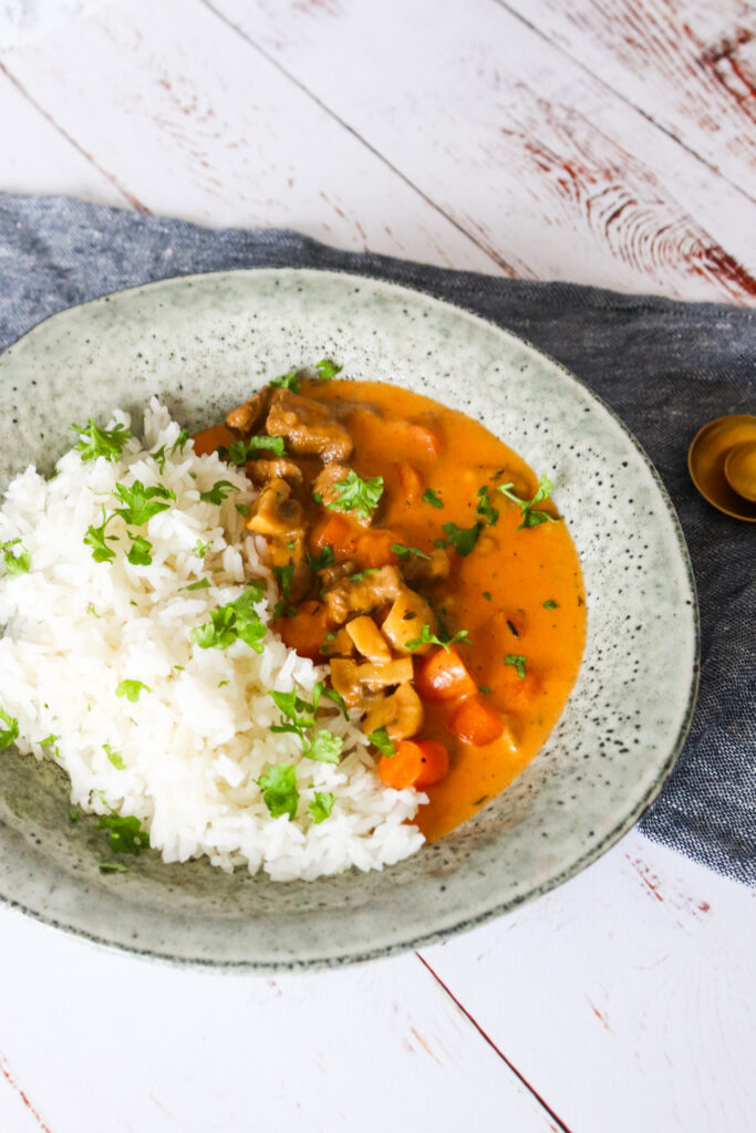 Gryderet Med Oksekød, Champignon, Tomat Og Karry